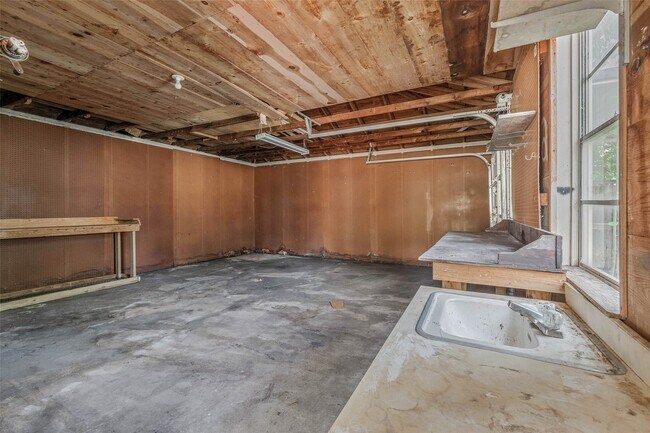 Building Photo - 1116 Kettler St
