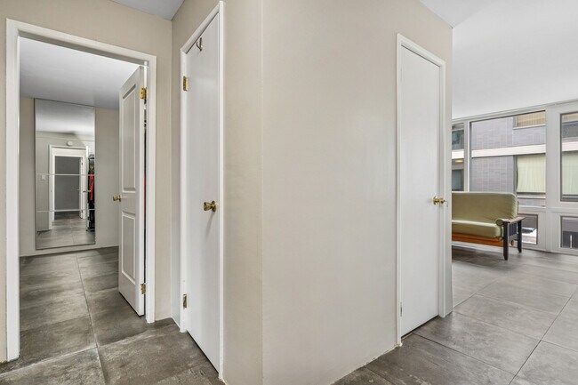 Building Photo - 1044 Ontario St