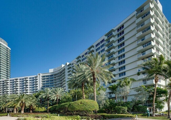 Building Photo - Spacious one bedroom unit at the Flamingo South Beach Resort!