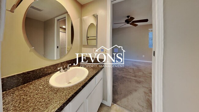 Building Photo - Charming 3-bedroom single-family home with...