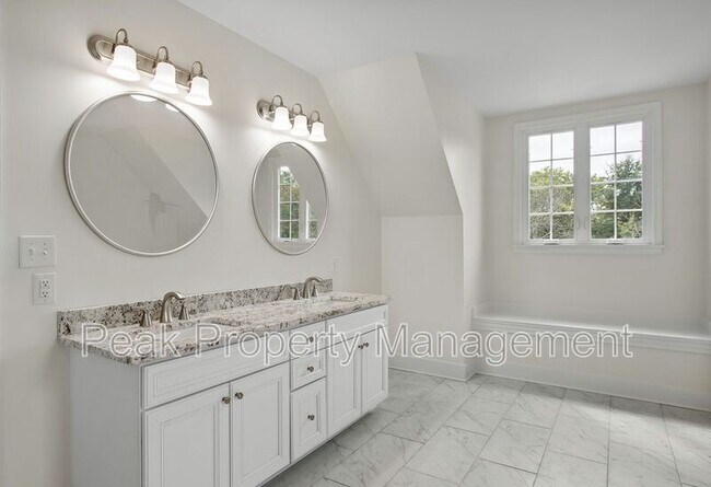 Building Photo - 2616 Redwood Ave