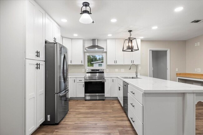 Building Photo - AVAILABLE 9/19!! 3bed/2bath with flex spac...