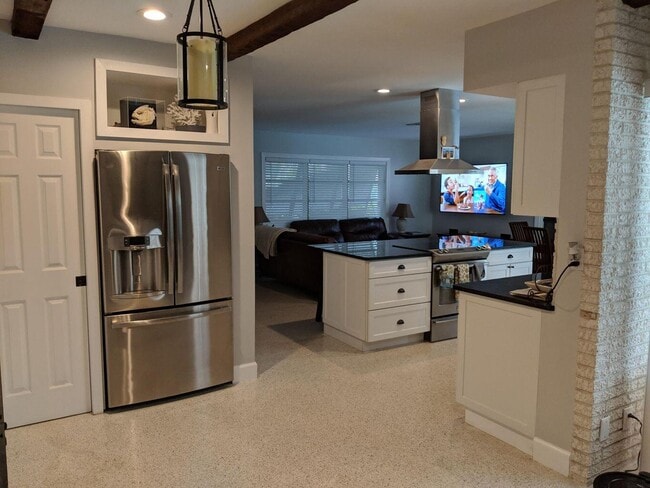 Building Photo - 1012 SW 5th St