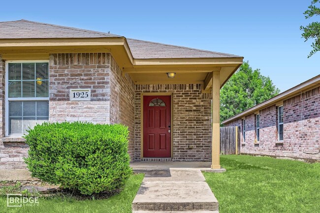 Building Photo - 1925 Cross Oaks Dr