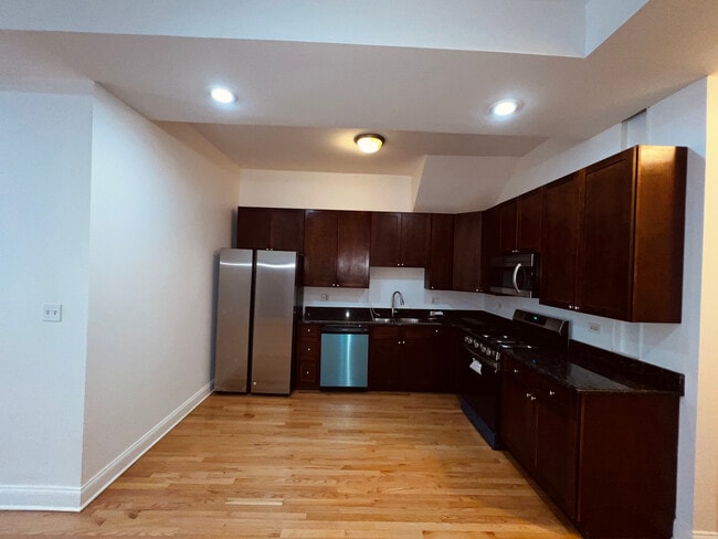 Kitchen - 5172 S Michigan Ave