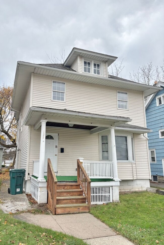 Building Photo - Spacious 3bd House | Driveway | Enclosed Porch