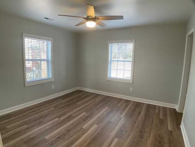 Building Photo - Modern Comfort and Convenience in the Heart of Durham