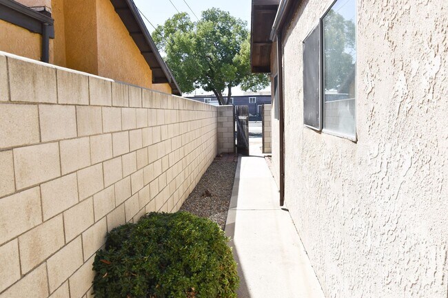 Building Photo - Cypress (125-127) South