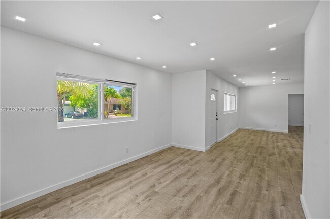 Building Photo - 1081 NE 166th St