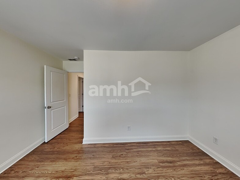 Building Photo - 8137 Willowbank Way