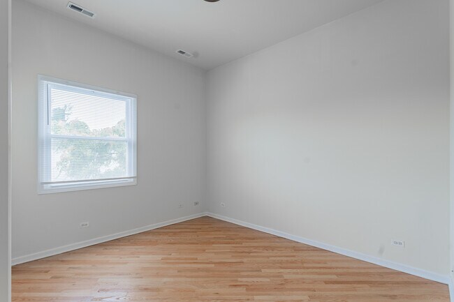 Building Photo - 1514 N Wood St