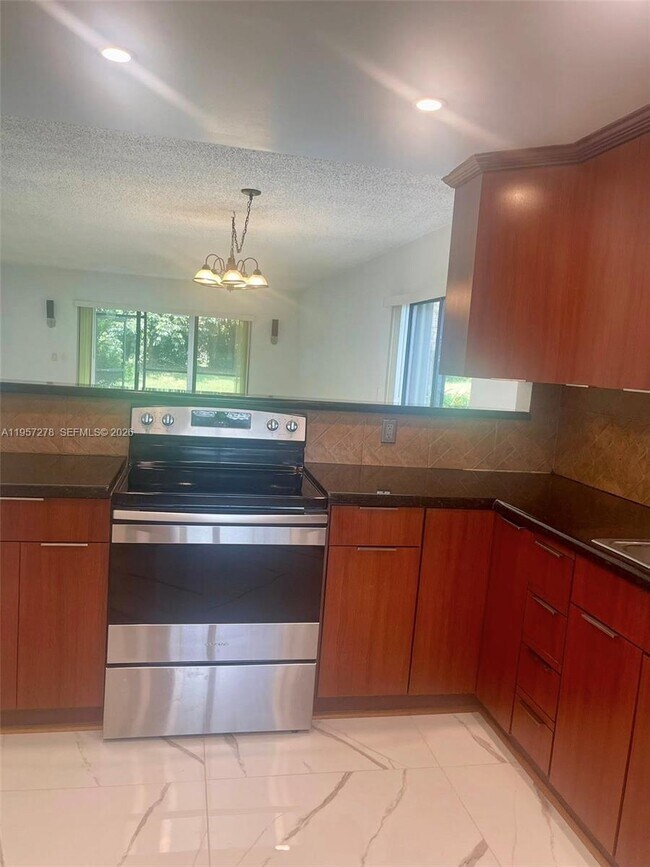 Building Photo - 403 Lakeview Dr