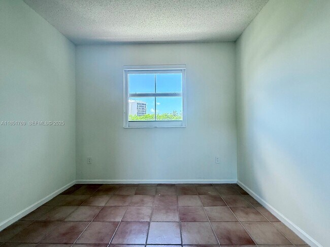 Building Photo - 185 SE 14th Terrace