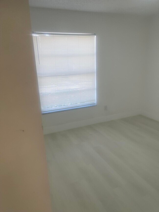 Building Photo - 202 Sparrow Dr