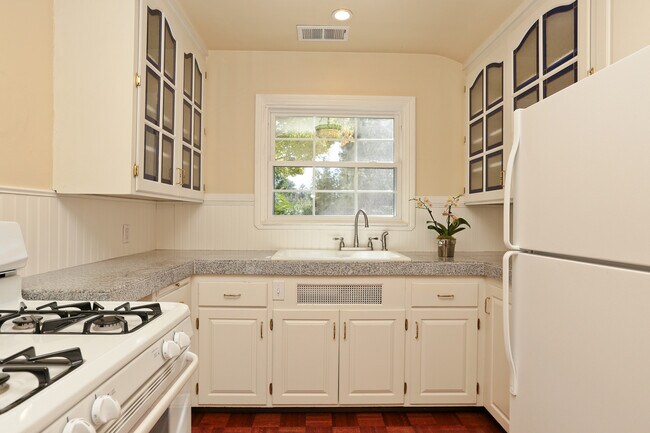 Building Photo - Charming 1 Bed 1 Bath Los Altos Cottage on...