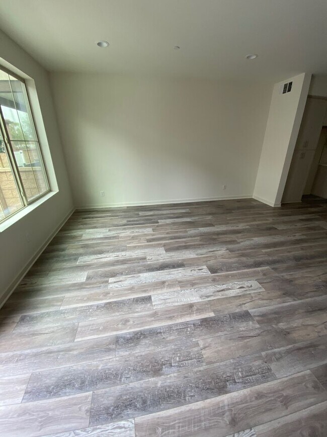 Building Photo - Beautiful 3 bed, 3 bath home in new community!