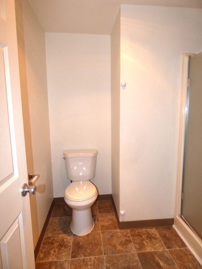 Building Photo - Rent Special: FREE September's Rent!! Second Floor 3 Bedroom apartment