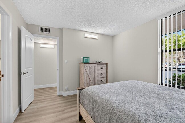 Building Photo - 8 Royal Palm Way