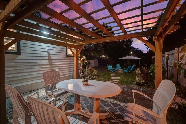 Building Photo - 1221 E Ida St