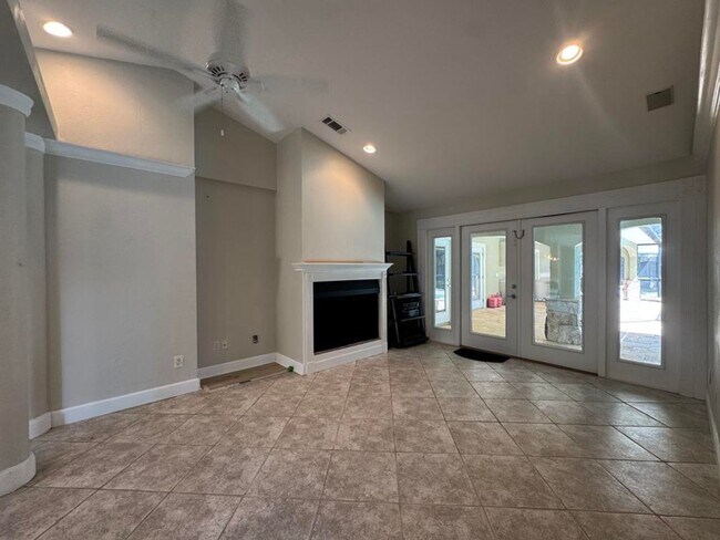 Building Photo - Gorgeous 5 Bedroom Pool Home in Ormond