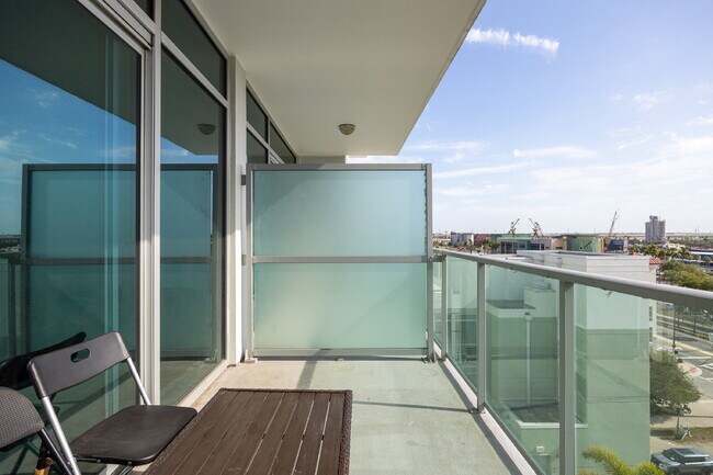Building Photo - "Experience Urban Elegance: Spacious 2BR/2BA Condo in the Heart of Tampa!"