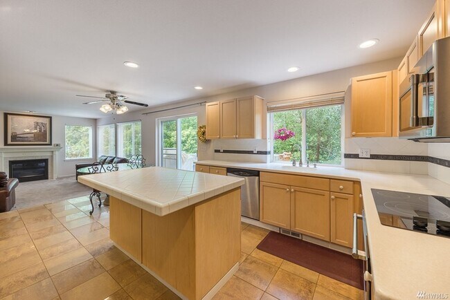 Building Photo - Everett Single Family house 3 bd 2.5 bath ...