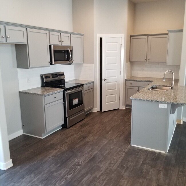 Building Photo - 3 bedroom 3.5 bathroom home near campus
