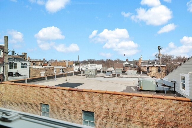 Building Photo - 19 E 1st St