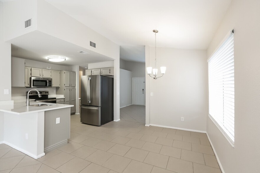 Building Photo - 5033 E Covina St