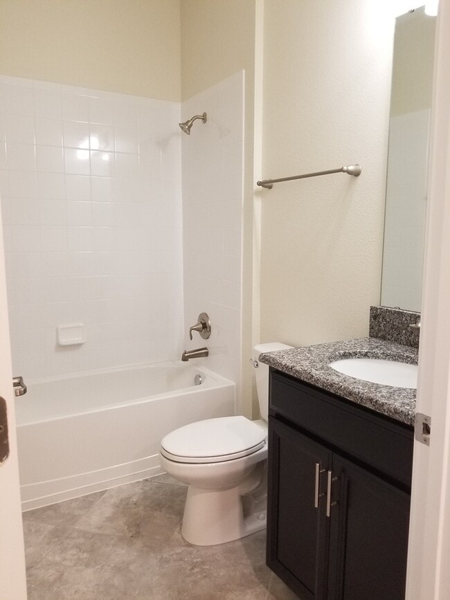 Building Photo - Must See Oaks at Moss Park Home!