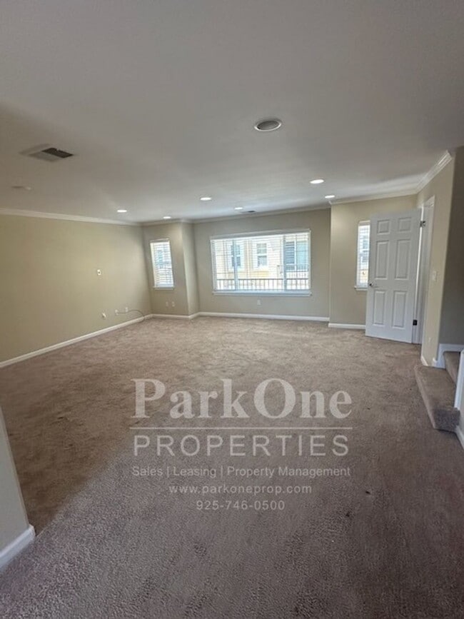 Building Photo - Nicely Updated Townhouse Close to Downtown