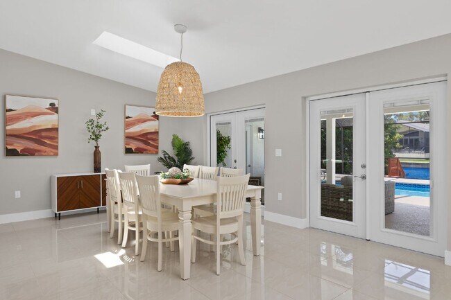 Building Photo - Naples Park Pool home - walking distance to the beach!