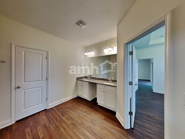 Building Photo - 400 Banyan Frst Dr