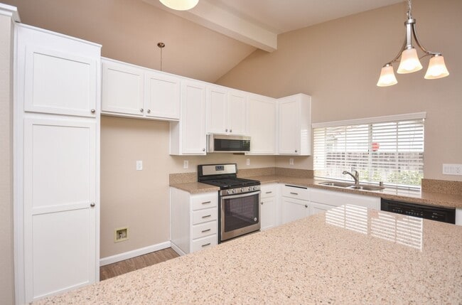 Building Photo - Lovely Single Level Home 4BR/2BTH Located ...