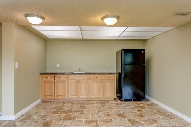 Building Photo - Large 4 Bedroom Edgemoor Home w/ Mother-in-law Suite