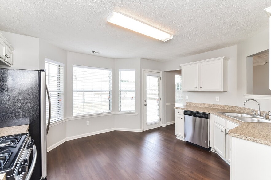 Building Photo - 5160 Towne Park Dr