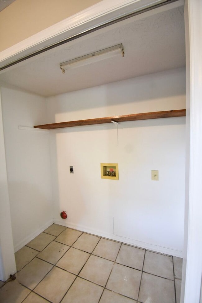 Building Photo - 2 Bedroom 1.5 Bathroom Townhome- Small Dogs Okay