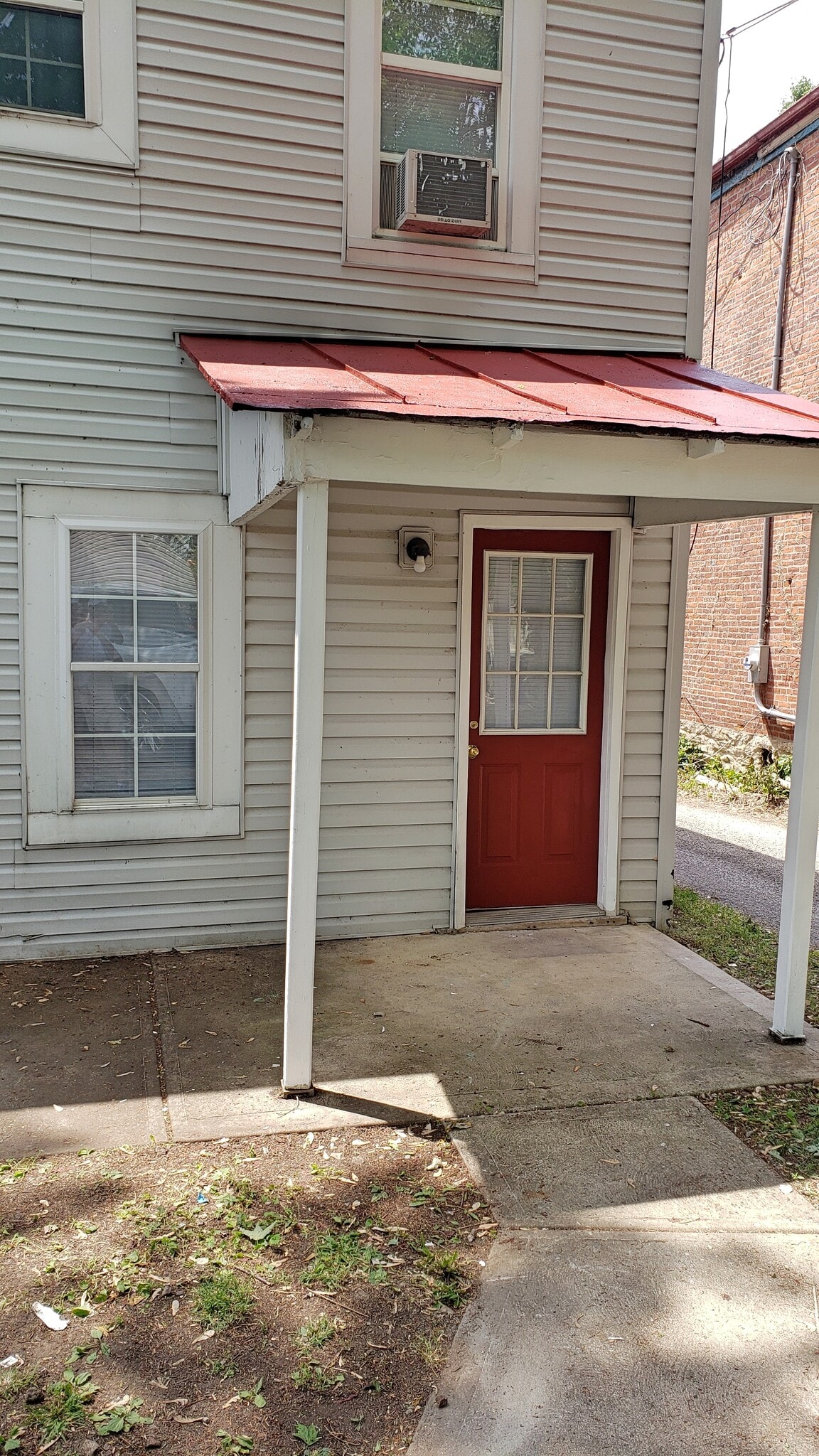 Back Porch - 56 W Dodridge St