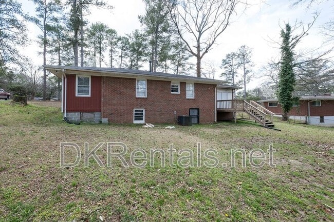 Building Photo - 2058 River Rd