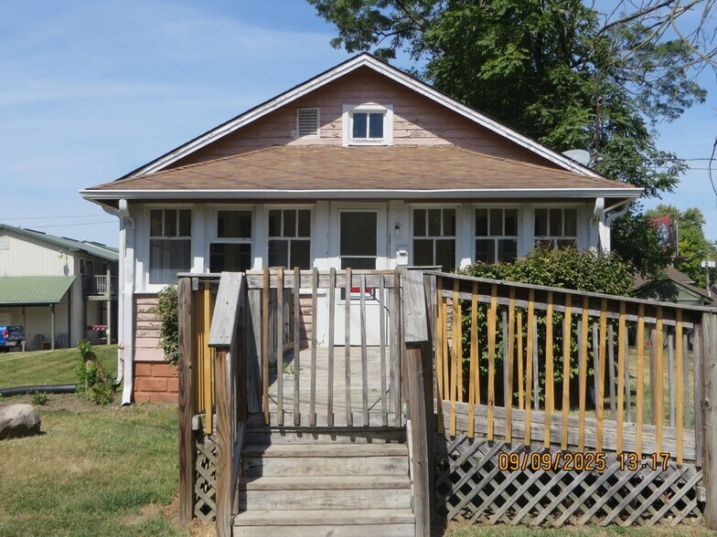 Primary Photo - 430 E 9th St