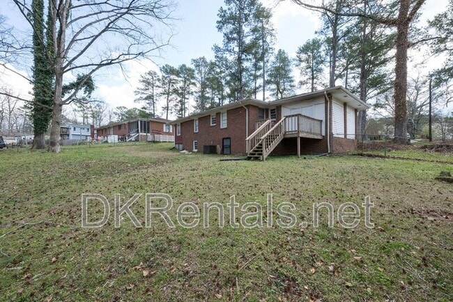 Building Photo - 2058 River Rd