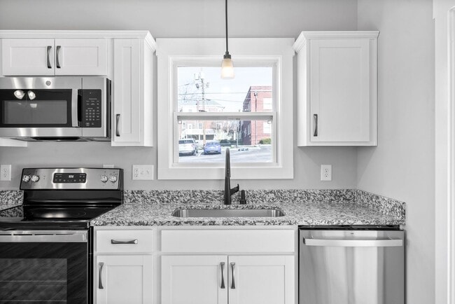 Building Photo - 2 Bedroom Townhome For Rent in Historic Downtown Clarksville!