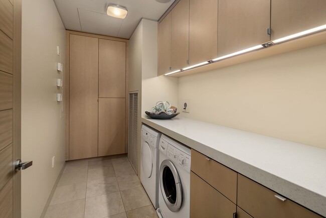 Building Photo - 3Bd/2.5Ba Bellevue Condo
