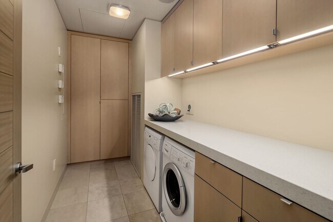 Building Photo - 3Bd/2.5Ba One Lincoln Tower Penthouse