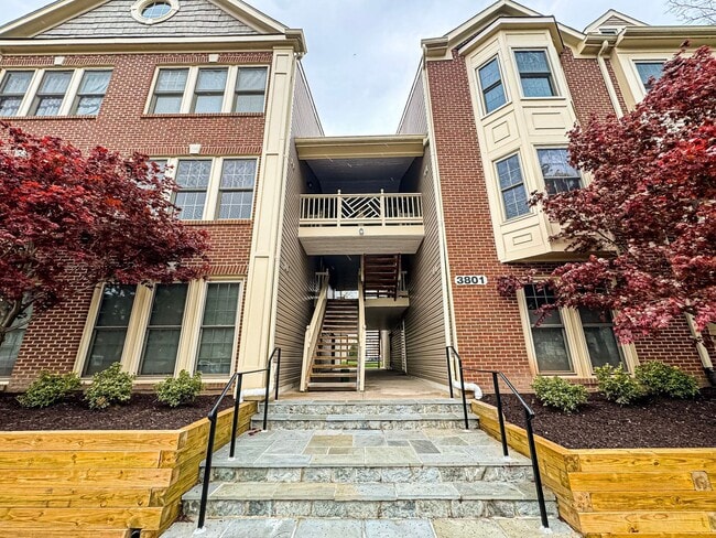 Primary Photo - Fantastic 2 Bed 2.5 Bath Condo With A Spac...