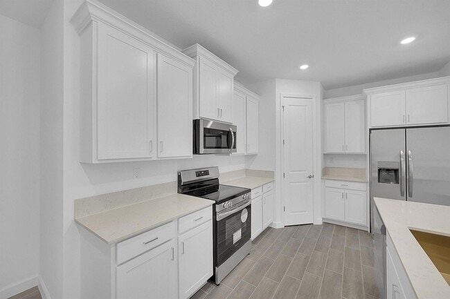 Building Photo - 3550 Hilton Dr