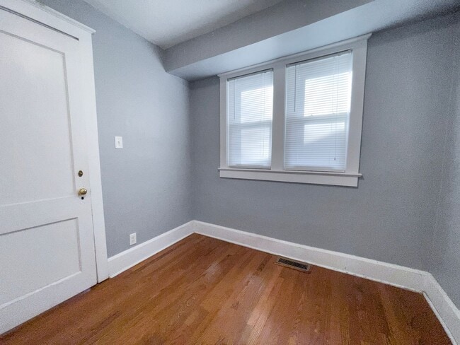 Building Photo - PRELEASING for AUGUST! Close to Campus