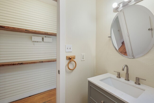 Building Photo - 1/1 Hidden Gem near Pearl