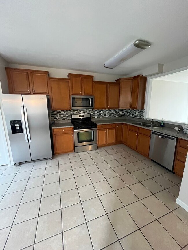 Building Photo - Newly Renovated 3 Bed 2.5 Bath Townhouse in Wexford available NOW!