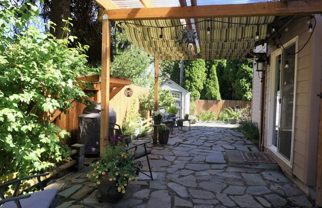 Building Photo - Lake Shore 4 Bedrooms